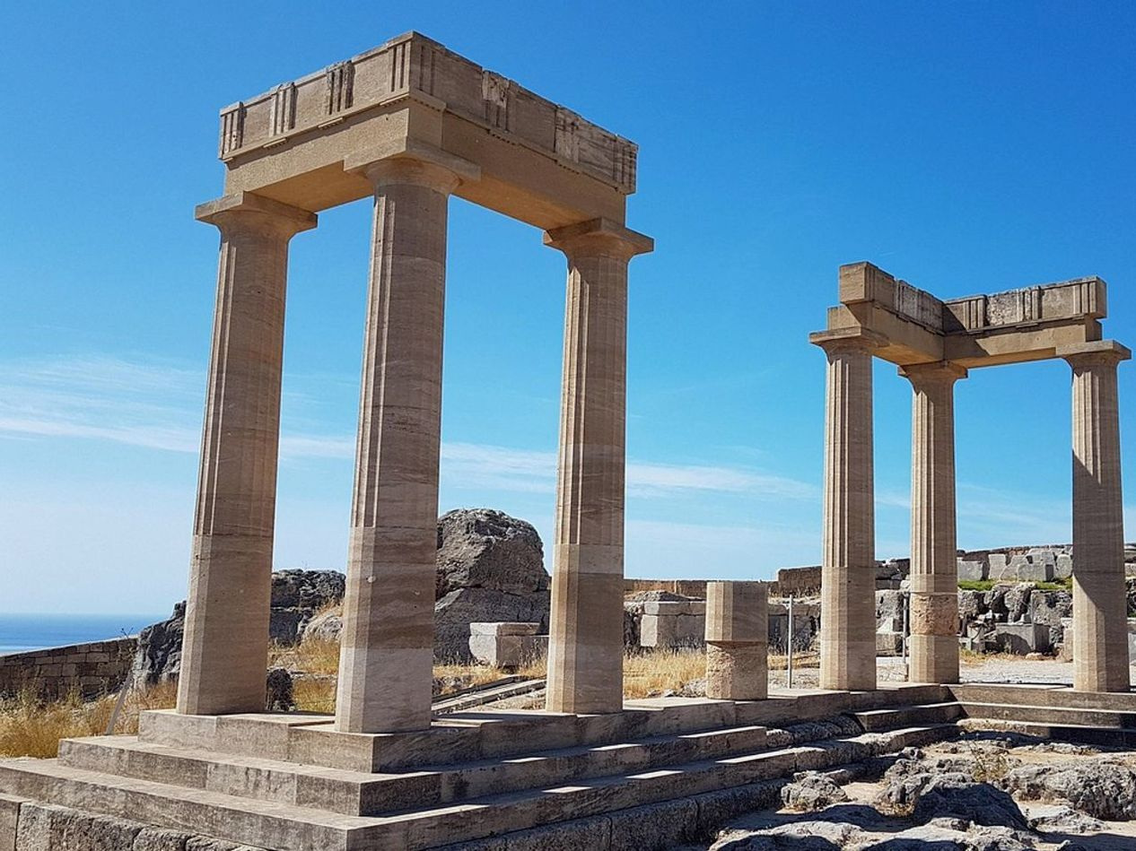 Dar kayalık bir boğazın içinden akan nehir, mitolojik jeografi